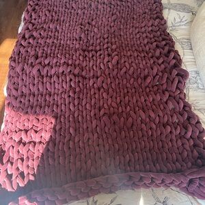 Bearaby velvet Chunky Knit Blanket in Deep Burgundy/Tourmaline